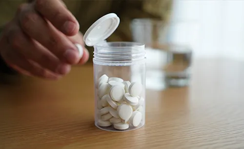 Фармотерапевтический подход Таблетки на столе